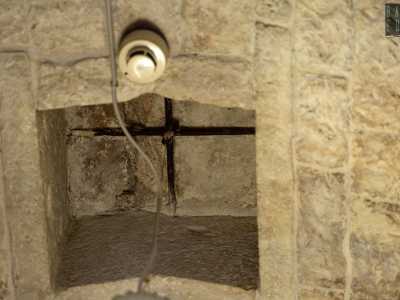...e un ingegnoso sistema di interfono realizzato tramite alcune botole sul soffitto. I soldati di guardia le alzavano per allertare coloro che si trovavano all�interno dell�arrivo dei forestieri
